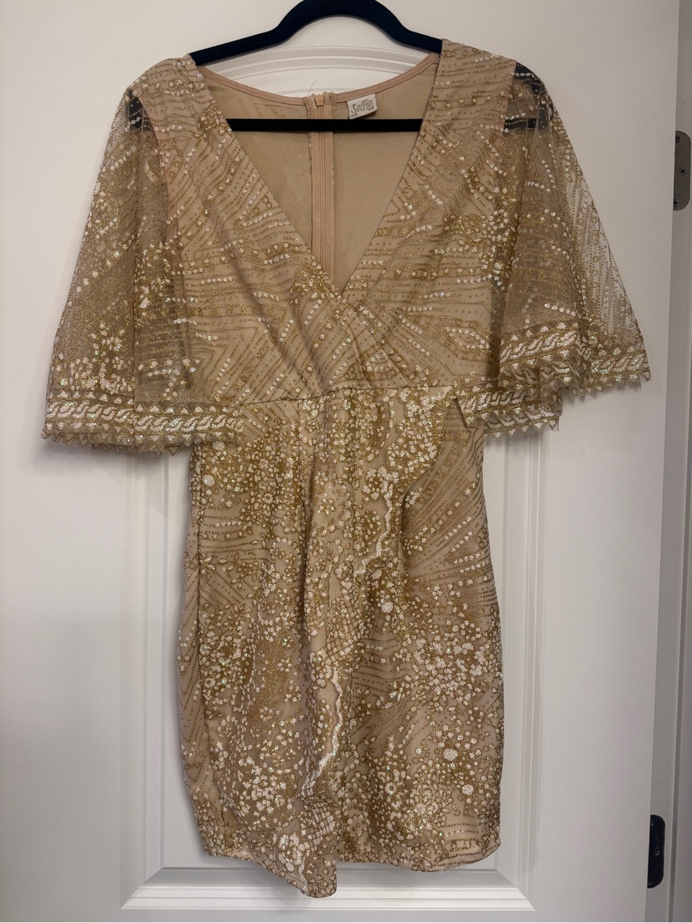 SELFIE LESLIE LADY LUCK CAPE SLEEVE WRAP
DRESS CHAMPAGNE